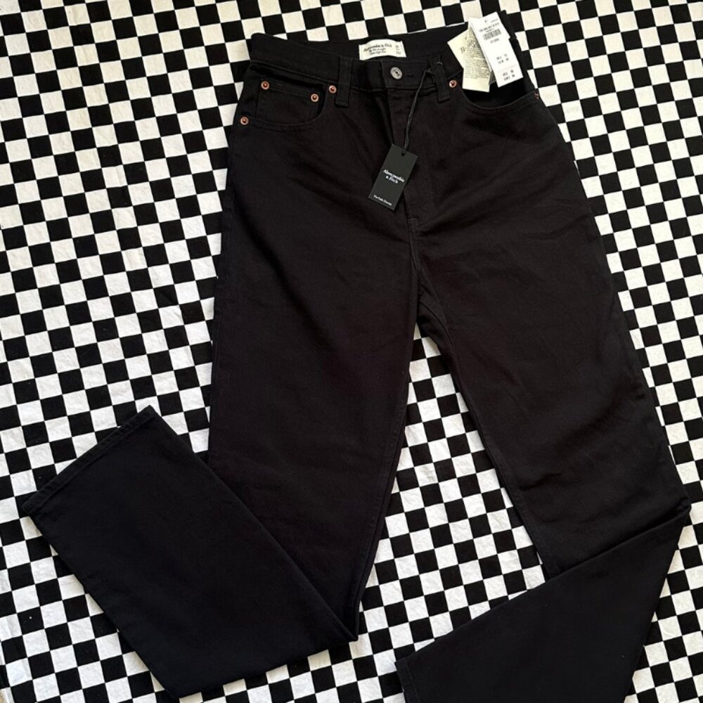NWT Abercrombie Ultra High Rise 90s Straight Jean